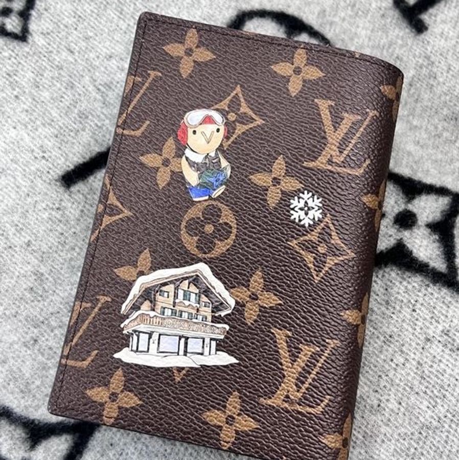 LV VNN passport holder-1
