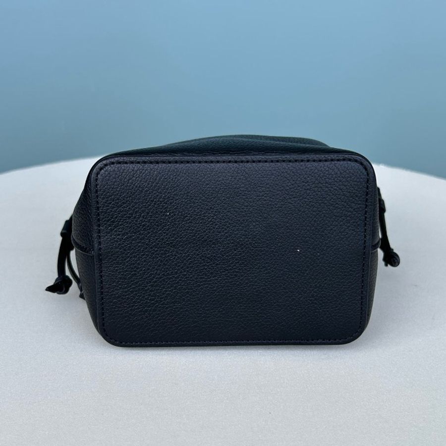 芯片款 路易威登/Louis Vuitton 黑色牛皮Lock Me Nano水桶斜背包-7