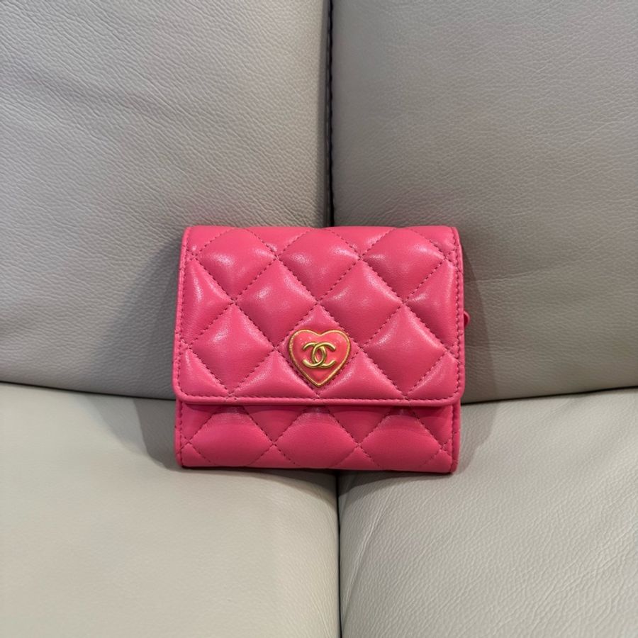 Chanel 香奈兒 粉色愛心琺瑯釦短夾/全新閒置美品-0