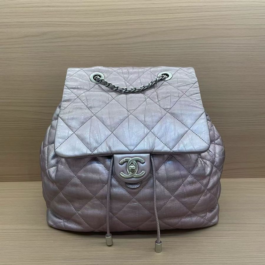 Chanel 雙肩包 珠光紫羊皮2018年 24開 超大容量绝绝紫 洋里洋气 又乖又美 翻开内里像一片山茶花宇宙星夜 实物阳光下细闪超美有塵袋 無卡無盒子尺寸27*29-0
