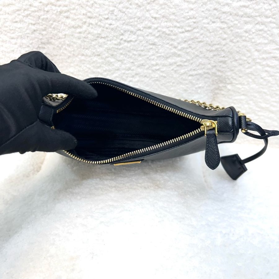 PRADA Re-Edition 2005 Saffiano 黑金防刮牛皮三合一肩背包 1BH204 酷颯時髦天菜 🖤-23