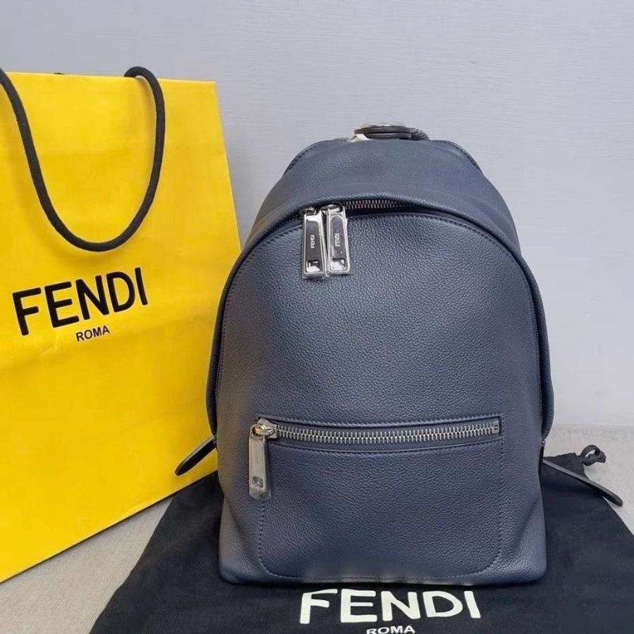 FENDI Chiodo 可調節肩帶小號立體設計後背包深藍色 30*11*23cm 95新 配件塵袋-1