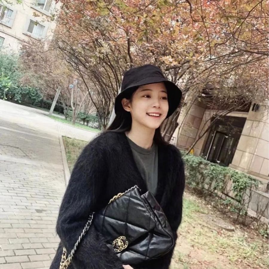 閒置新CHANEL黑色 19 Flap Bag 小號 小羊皮 霧金銀練26公分AS1160-20
