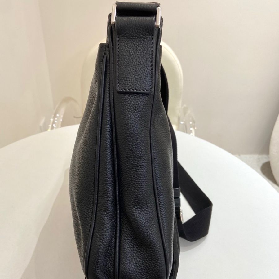 Prada/普拉達黑色荔枝紋牛皮男士單肩包 尺寸:20*8*26 附件:無。-3