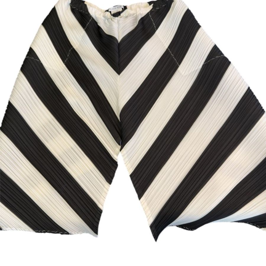 PLEATS PLEASE黑白條六分燈籠褲-1