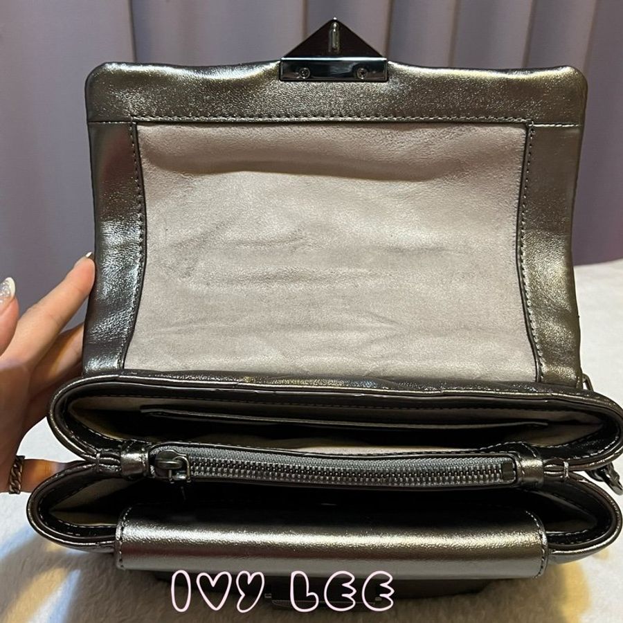 MICHAEL KORS 30H9UOEL6K Cece V形 山行紋路絎縫金屬皮革 斜背包 肩背包 鍊帶包 二手精品 Michael Kors 《夫妻的世界》韓素希同款-54
