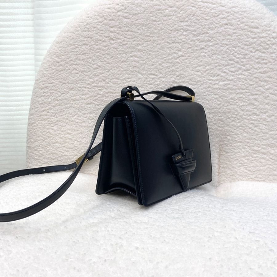 羅意威Loewe巴塞隆納黑色牛皮金釦Barcelona三角下蓋側背包🖤極簡高級感必收款-3