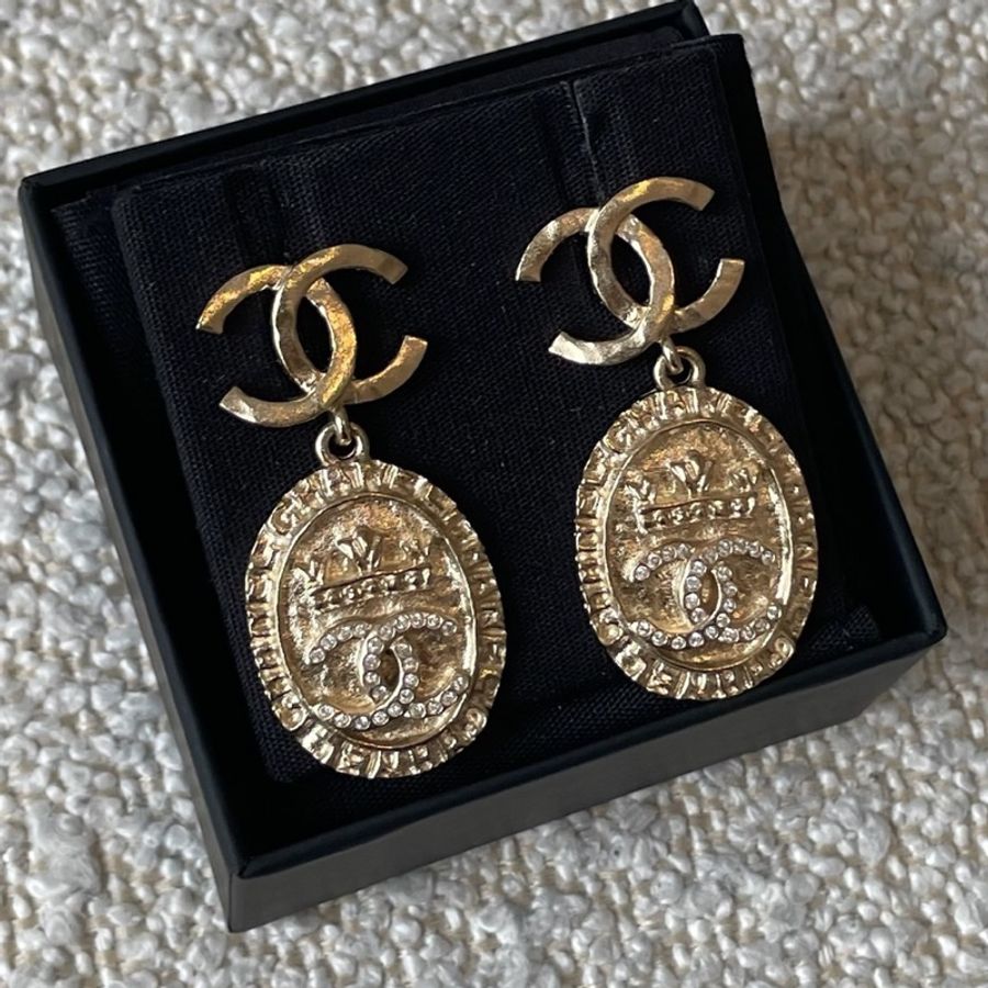 CHANEL香奈兒雙C浮雕皇冠金幣耳環 淡金色 配盒-1