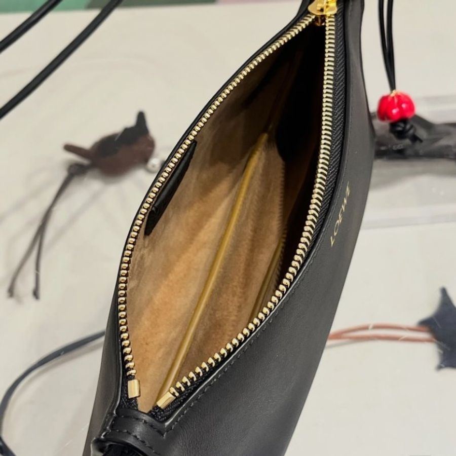 ⏰限時特賣 當季原價6萬5🌺Loewe Joya Pouch 納帕小牛皮斜背包 黑色-2