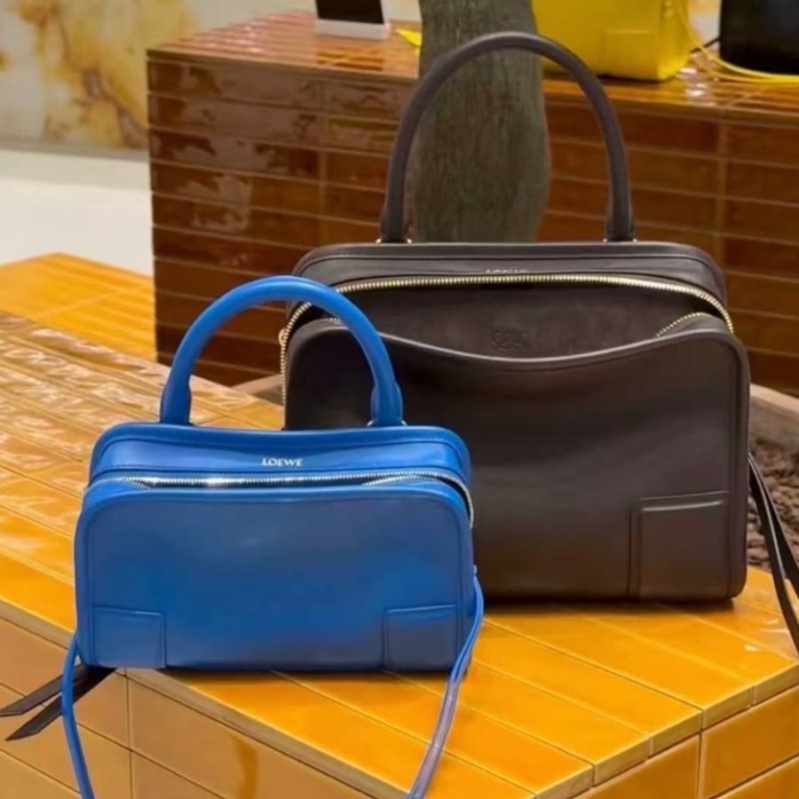 ⏰限時特賣 當季原價10萬2🌺Loewe Mini Amazona 180 柔軟小牛皮手提包 克萊茵藍-1