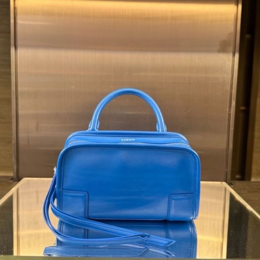 ⏰限時特賣 當季原價10萬2🌺Loewe Mini Amazona 180 柔軟小牛皮手提包 克萊茵藍-4