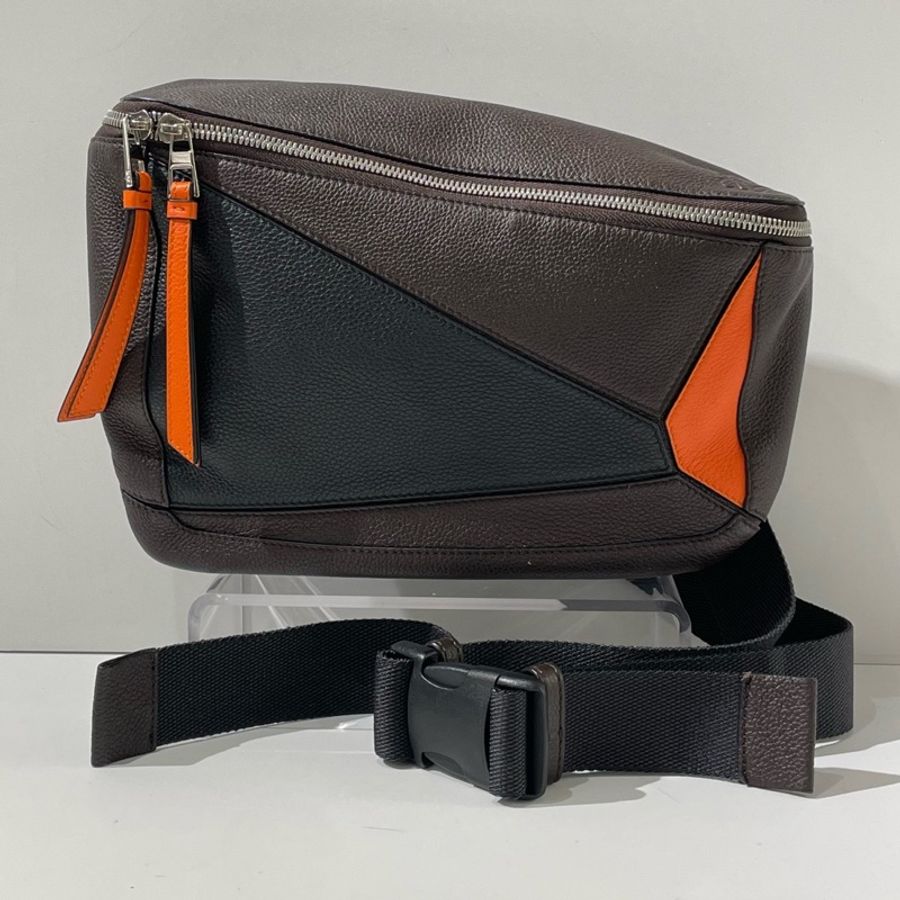 幾乎全新LOEWE羅意威puzzle幾何拼色胸包 烏木/黑/橙三色銀扣 28*20cm。-0