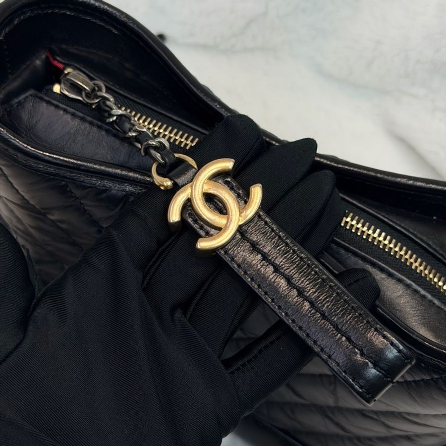 CHANEL Gabrielle Small Size V紋小號黑色流浪包 XC382-24