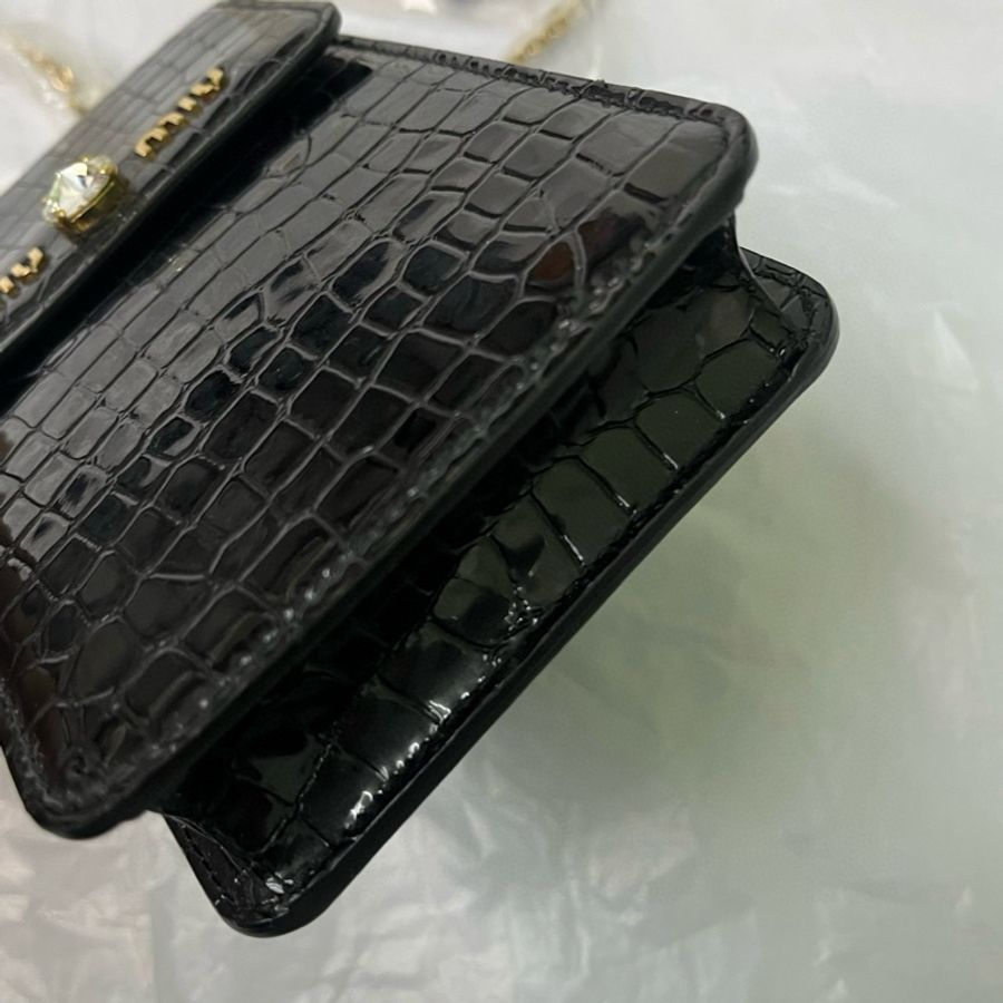 Miumiu繆繆 牛皮鰐魚壓紋鑽石手機包 尺寸約10*18*3。-4