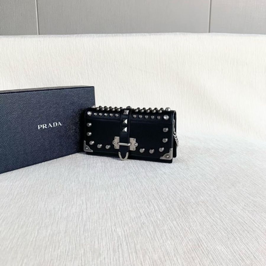 Prada 黑銀鉚釘鏈條包 黑色銀扣 19*10*4 9新 配件盒子 塵袋 保卡 購證-5