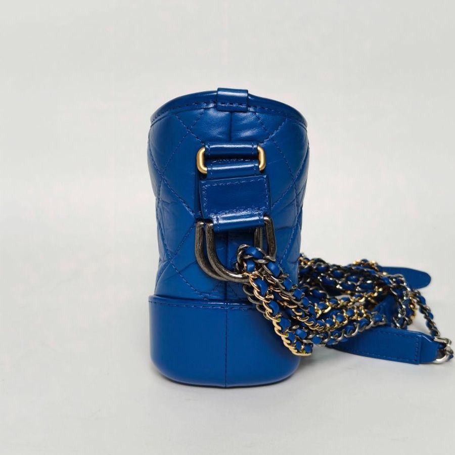 CHANEL GABRIELLE流浪小號藍色牛皮26開金銀扣肩背包-1