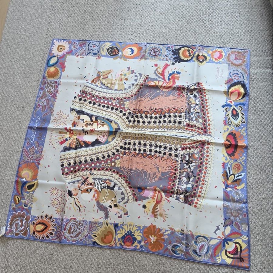 TK2037 Hermes Costume De Fete Scarf 90 x 90cm Silk Mauve x Gris Perle x Bois-12