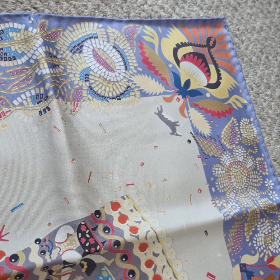 TK2037 Hermes Costume De Fete Scarf 90 x 90cm Silk Mauve x Gris Perle x Bois-16