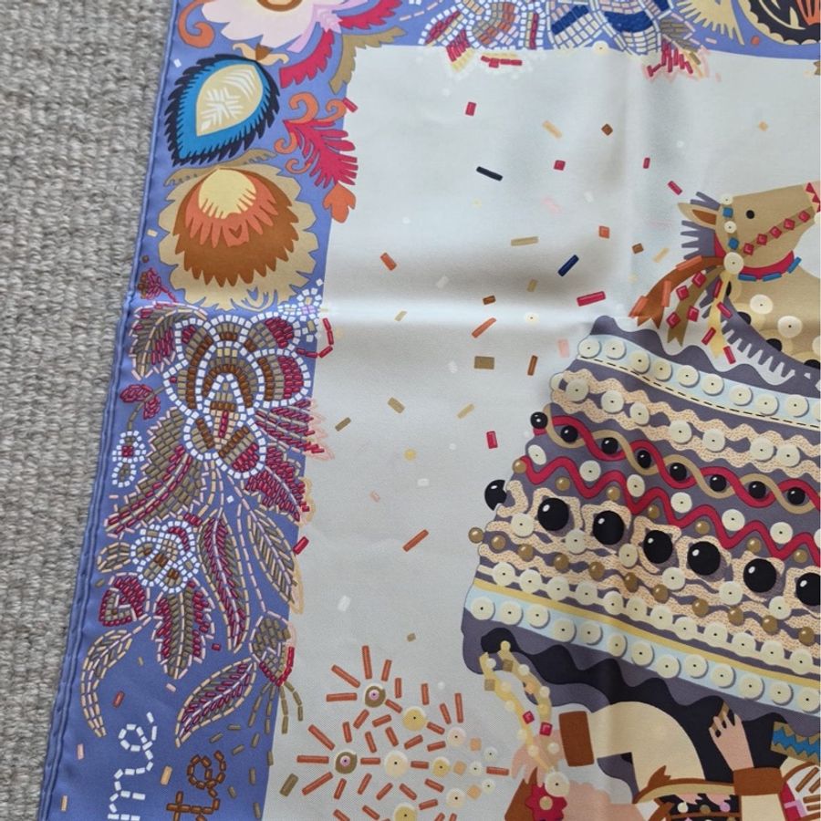 TK2037 Hermes Costume De Fete Scarf 90 x 90cm Silk Mauve x Gris Perle x Bois-17