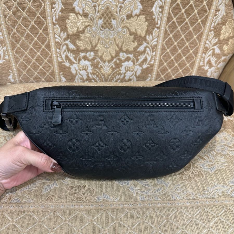 LV 黑牛皮壓紋黑釦Discovery PM胸腰包M46036-1
