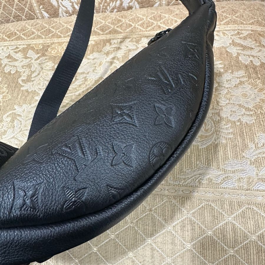 LV 黑牛皮壓紋黑釦Discovery PM胸腰包M46036-6