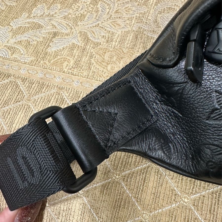 LV 黑牛皮壓紋黑釦Discovery PM胸腰包M46036-8