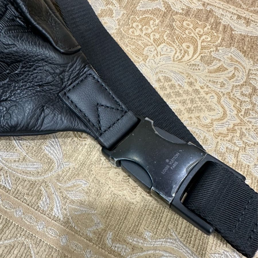 LV 黑牛皮壓紋黑釦Discovery PM胸腰包M46036-9