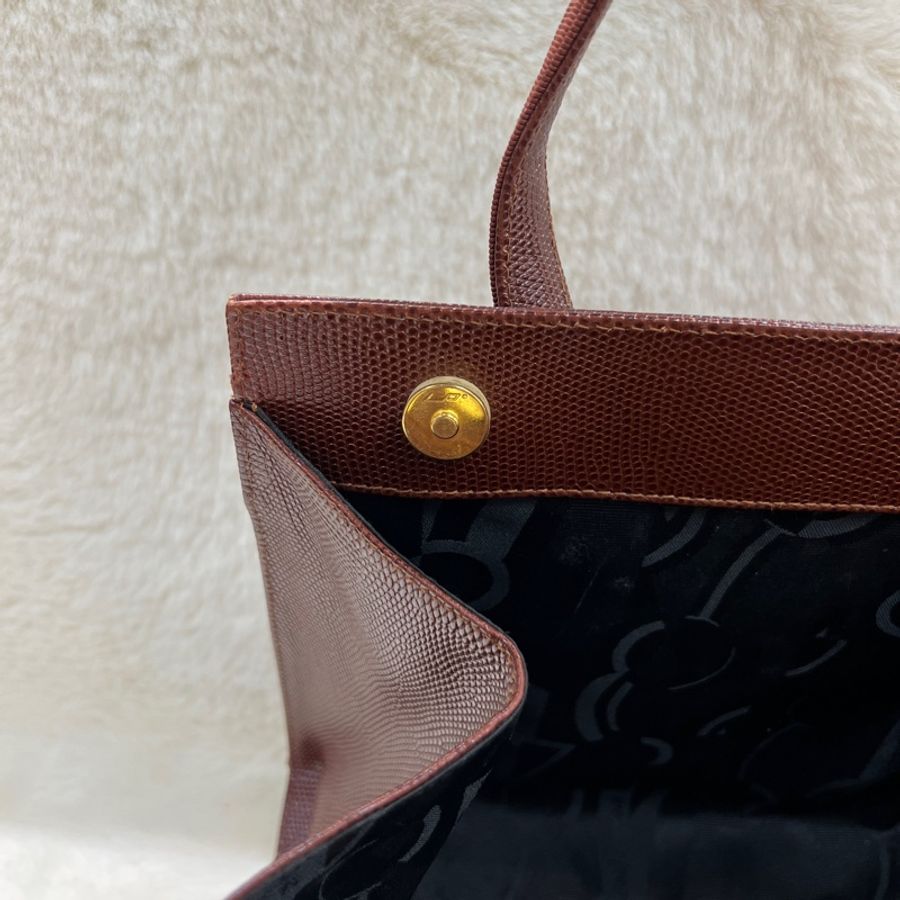 Salvatore Ferragamo 的經典 Vara 系列手提包 。xc476-24