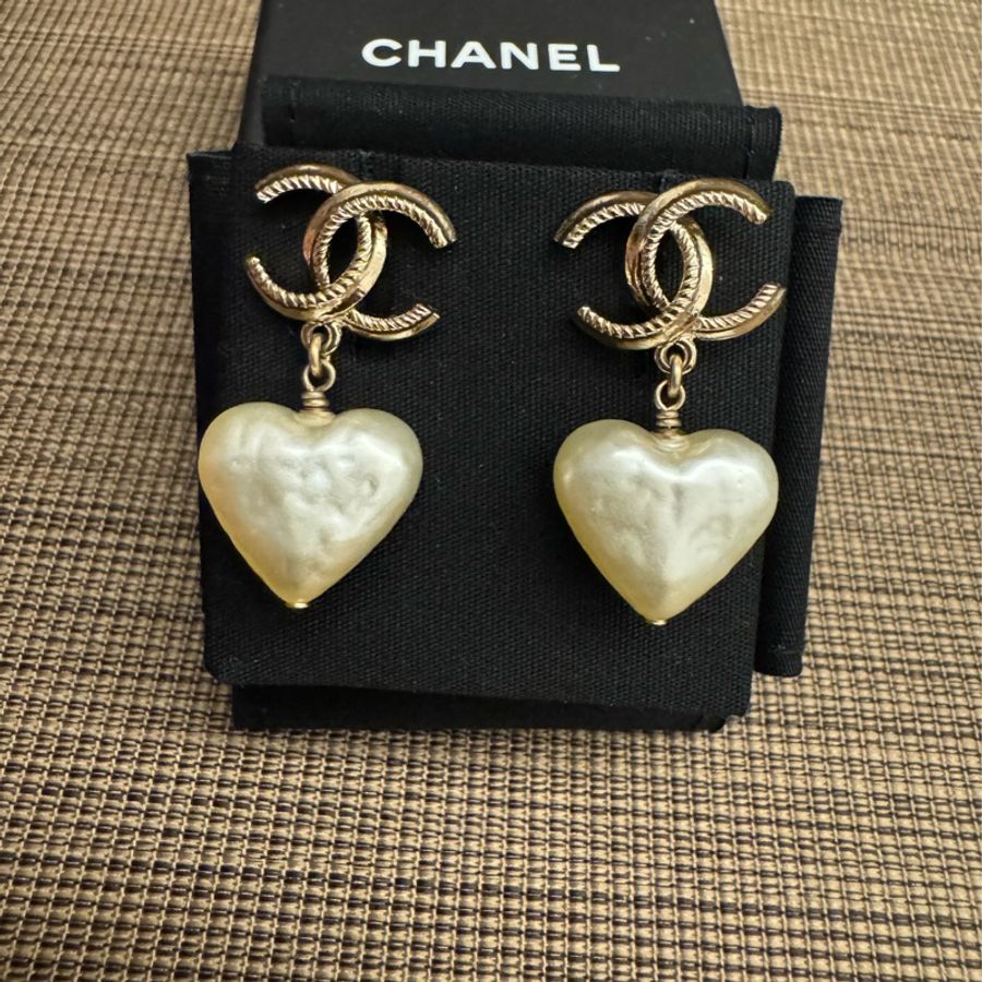 CHANEL 愛心吊飾耳釘-0