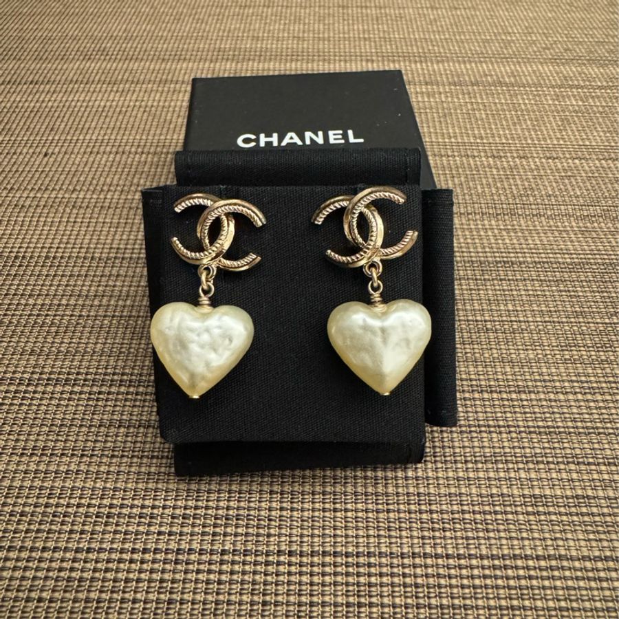 CHANEL 愛心吊飾耳釘-1