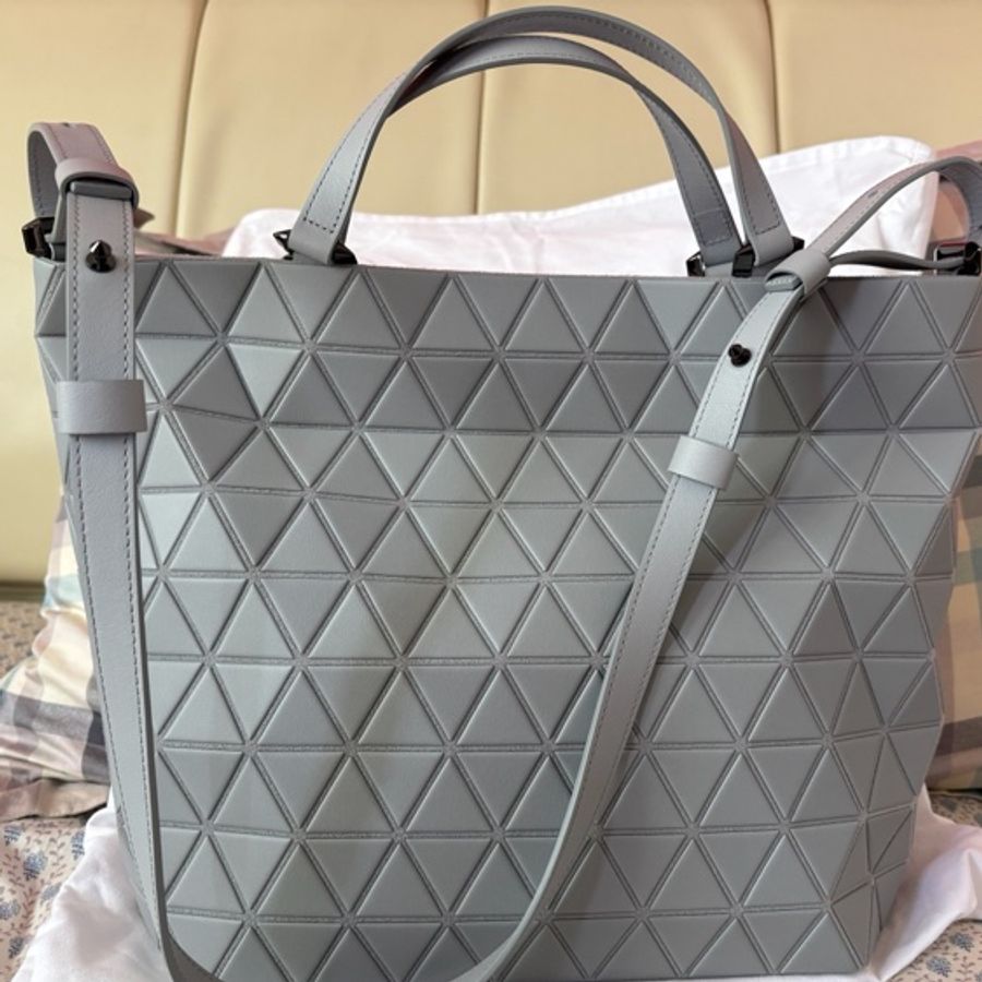 全新|BAO BAO ISSEY MIYAKE CRYSTAL MATTE 淺灰托特包-0