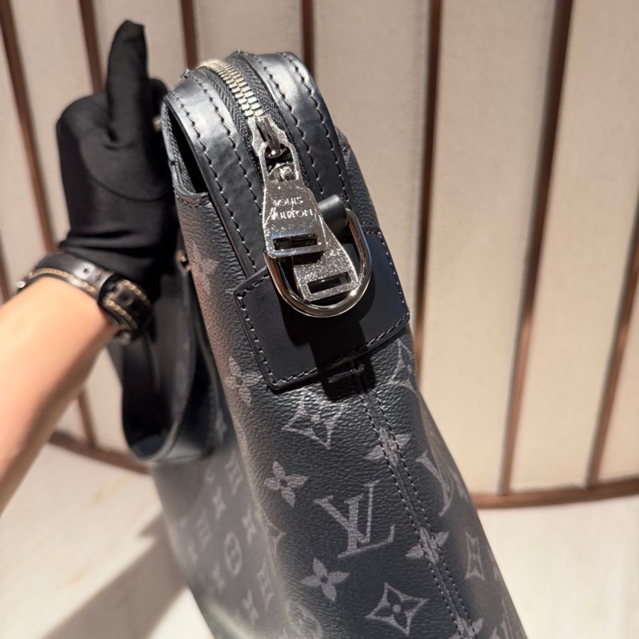 【97新 ✨ 全網最低價!】LV 老花 黑武士 手提包 郵差斜挎包 (下單前先詢問庫存❗️❗️)-9