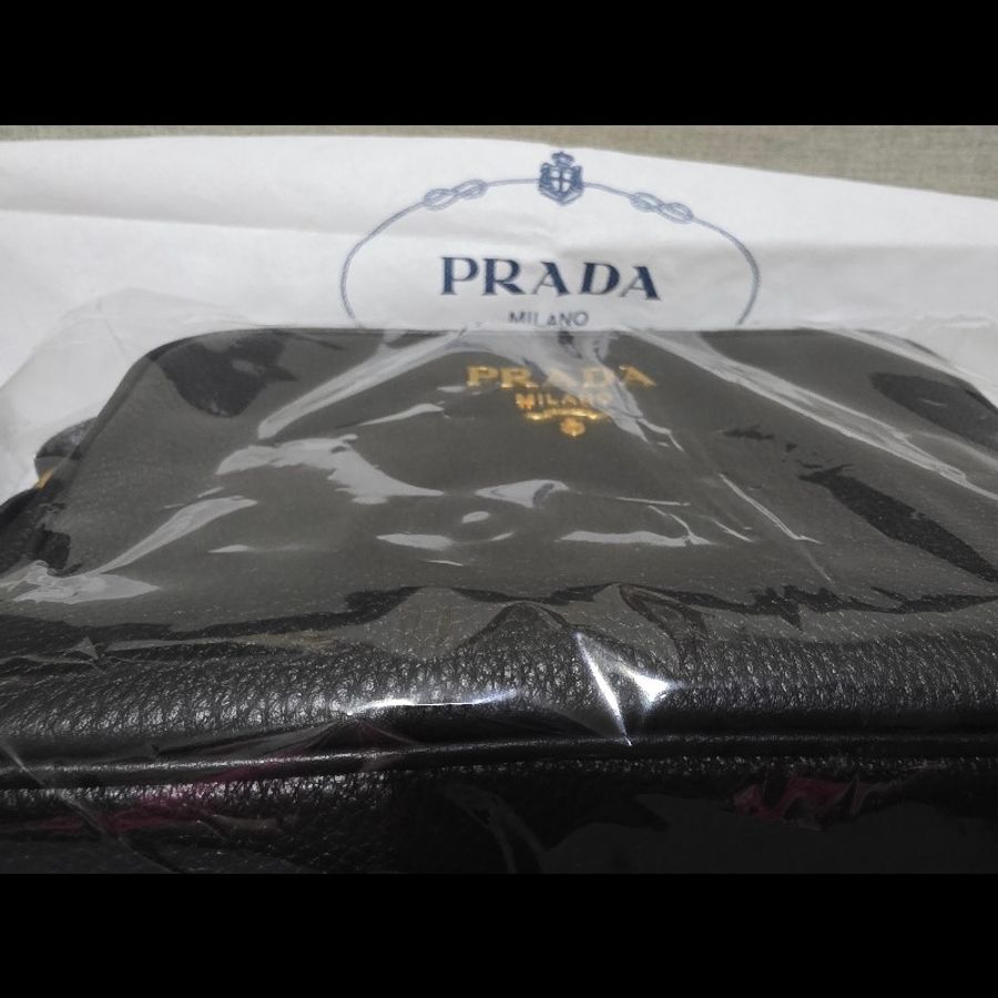 這是一件 Prada Vitello Phenix 黑色荔枝紋牛皮金色金屬標誌相機包。-6
