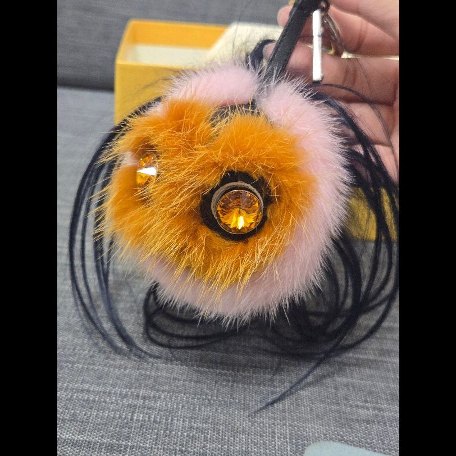Fendi 怪獸皮草吊飾---
熱帶翠鳥狐狸毛及山羊毛皮吊飾-10