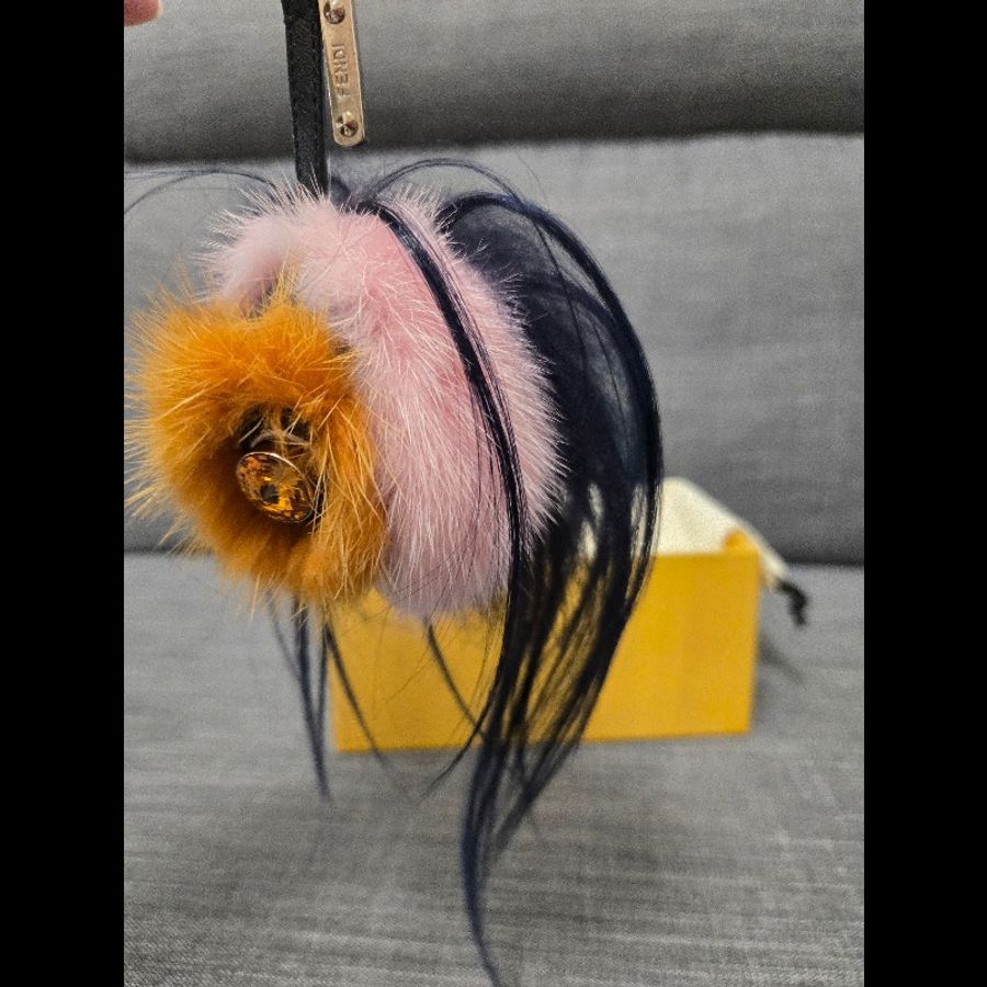 Fendi 怪獸皮草吊飾---
熱帶翠鳥狐狸毛及山羊毛皮吊飾-13