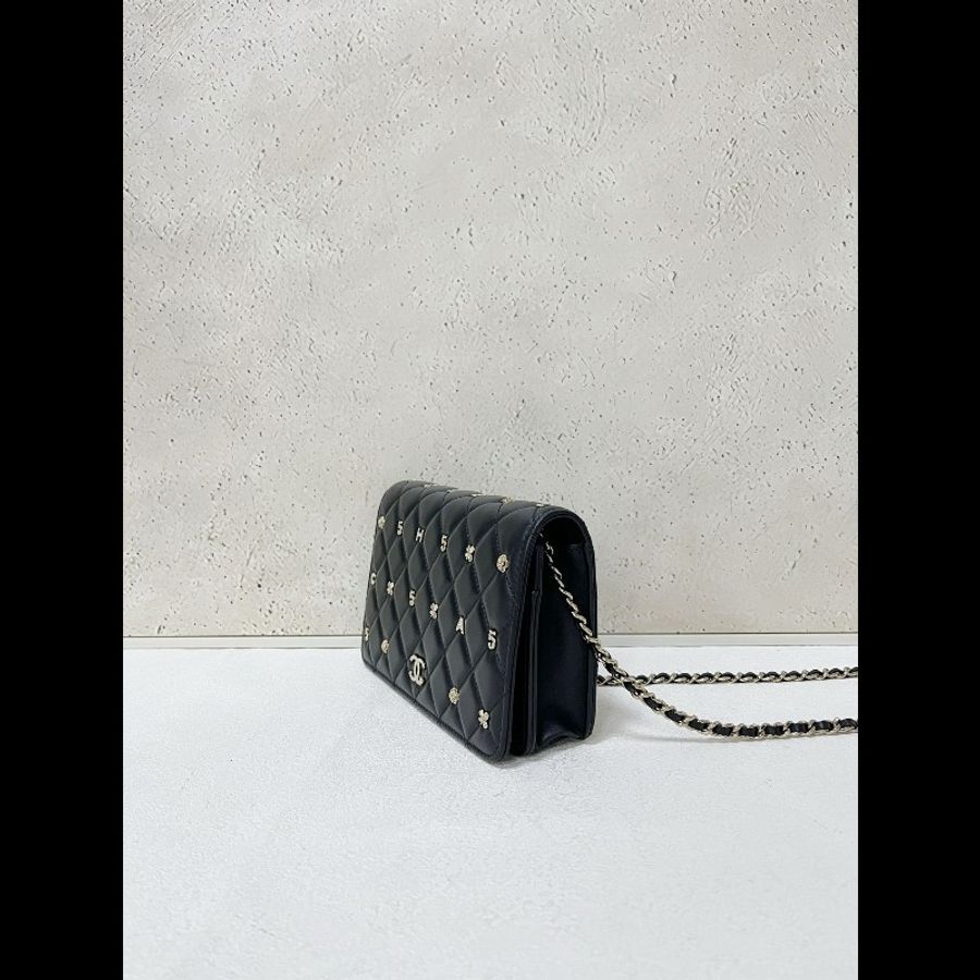 CHANEL wallet on chain
黑色羊皮徽章限量款-2