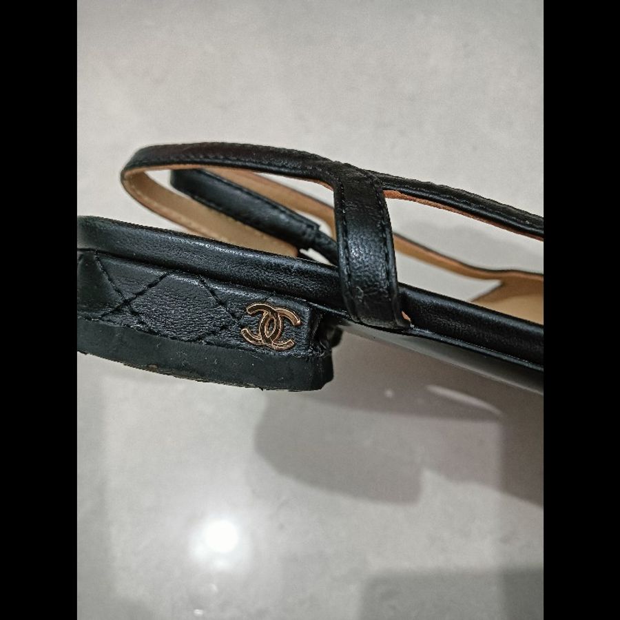 香奈兒CHANEL的經典菱格紋後繫帶平底鞋 (Quilted Slingback Flats)這款鞋結合了香奈兒最標誌性的設計元素,是一雙非常優雅且永不過時的單品。-3