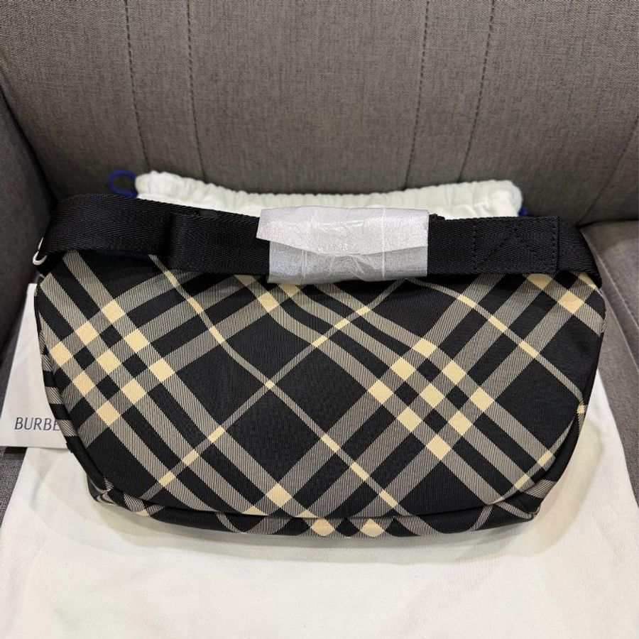 💎Han's house精品服飾💎 burberry 刺繡 戰馬 腰包 原價32500-1