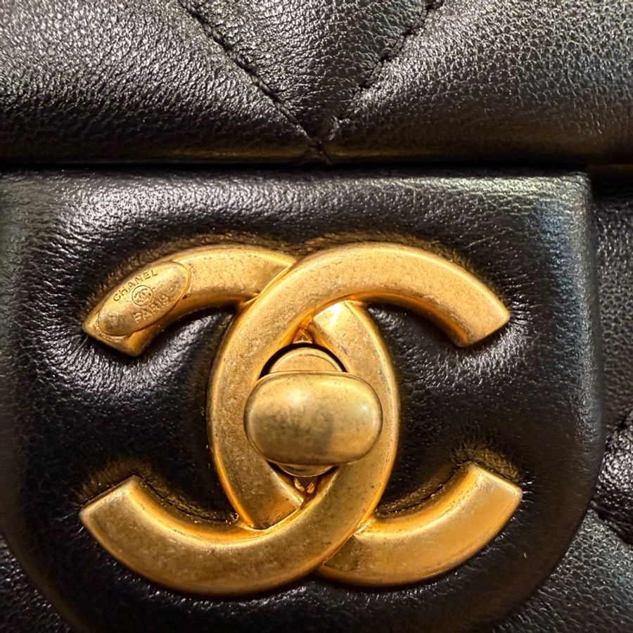 Chanel Cf20 黑羊皮金釦雙珍珠調節斜背包晶片款-4