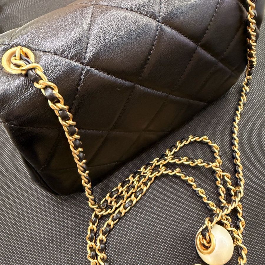 Chanel Cf20 黑羊皮金釦雙珍珠調節斜背包晶片款-6