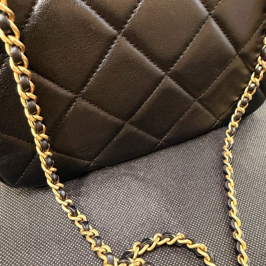 Chanel Cf20 黑羊皮金釦雙珍珠調節斜背包晶片款-7