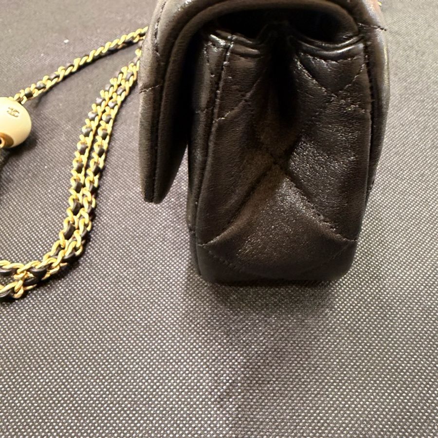 Chanel Cf20 黑羊皮金釦雙珍珠調節斜背包晶片款-10