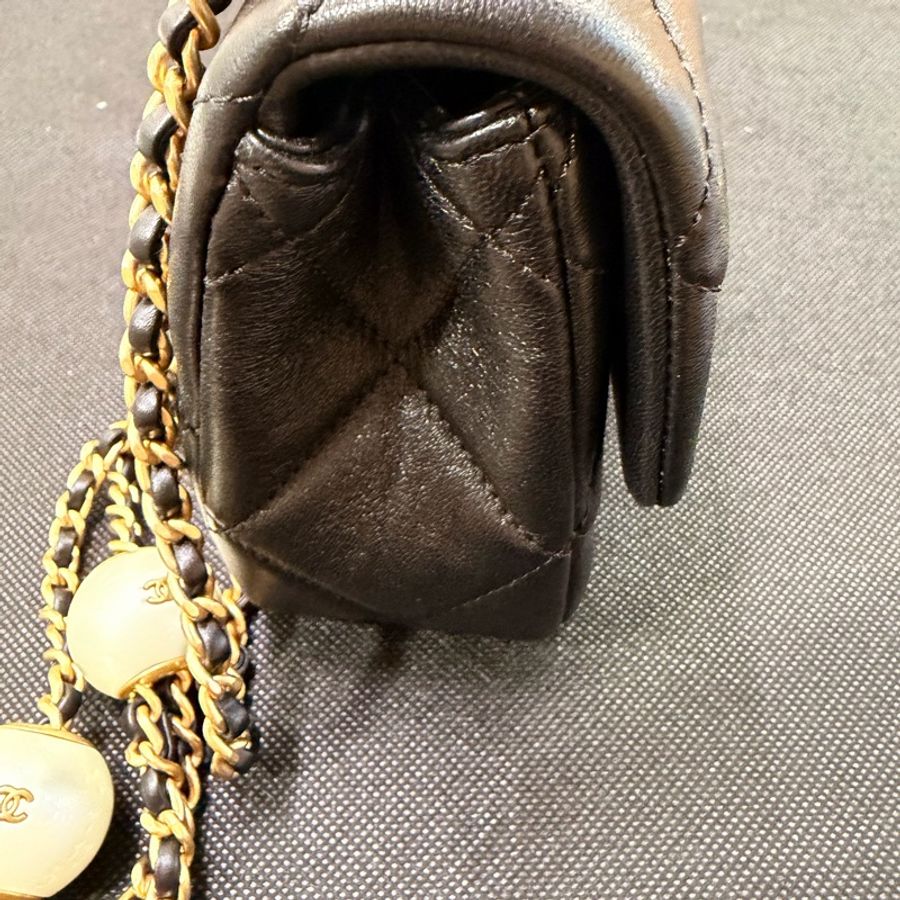 Chanel Cf20 黑羊皮金釦雙珍珠調節斜背包晶片款-11