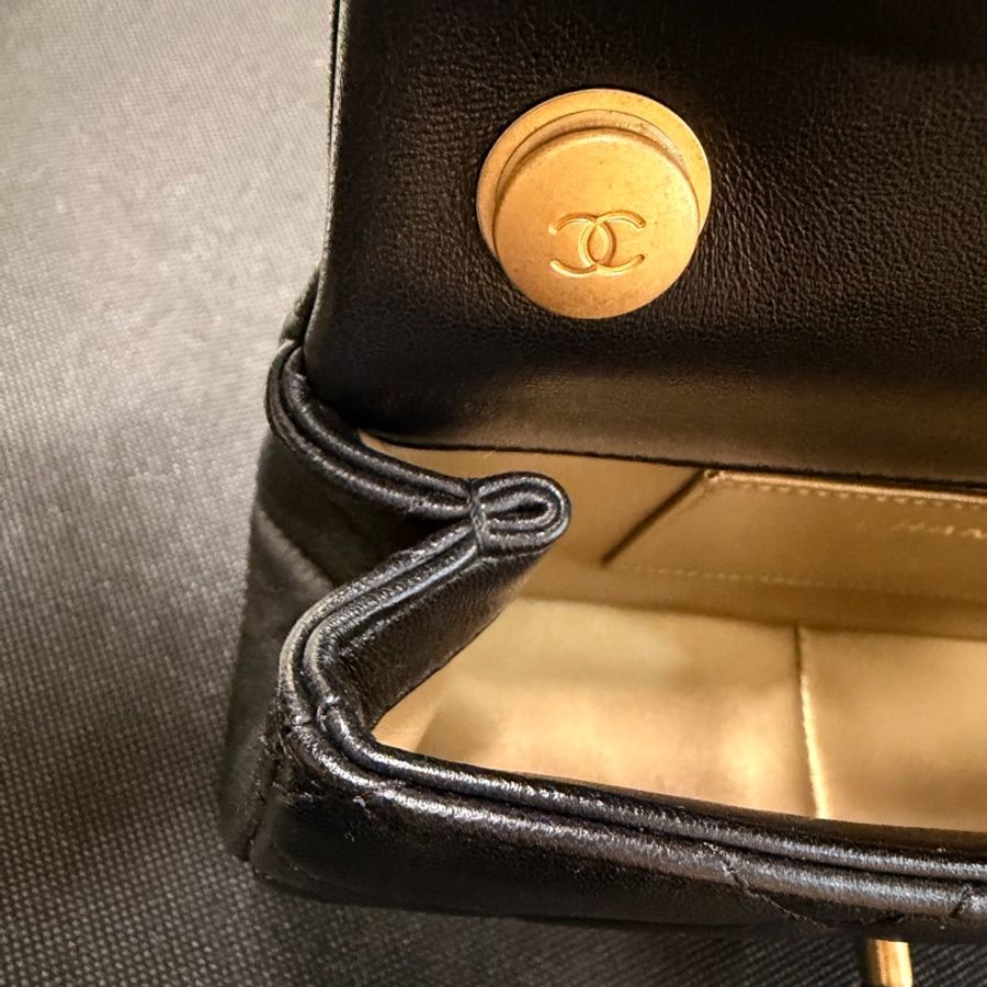 Chanel Cf20 黑羊皮金釦雙珍珠調節斜背包晶片款-16