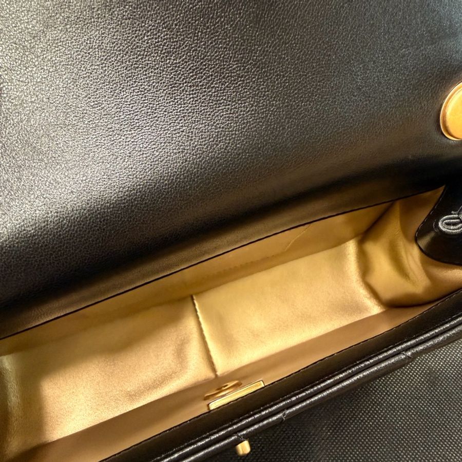 Chanel Cf20 黑羊皮金釦雙珍珠調節斜背包晶片款-19