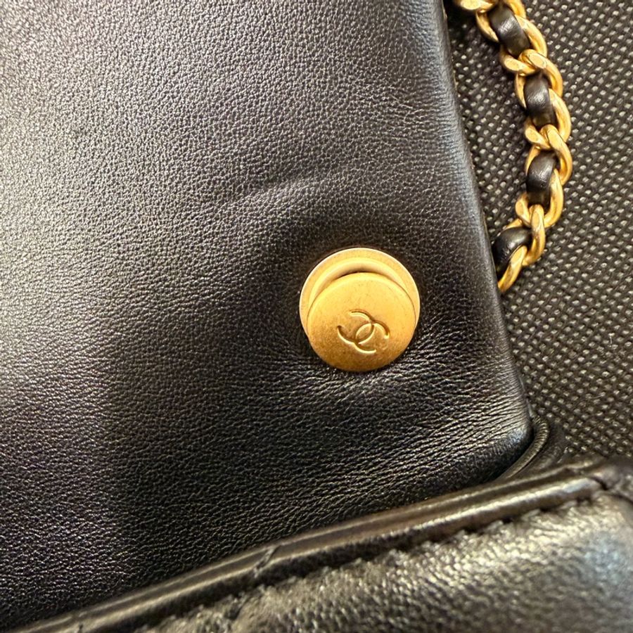 Chanel Cf20 黑羊皮金釦雙珍珠調節斜背包晶片款-28
