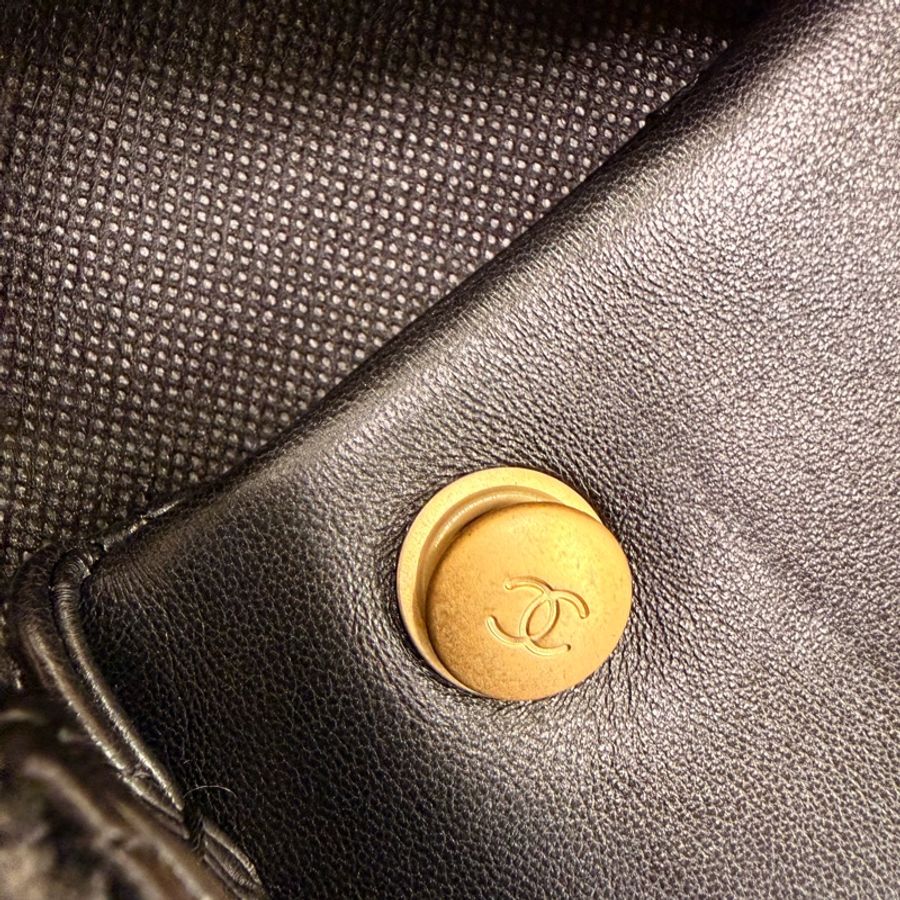 Chanel Cf20 黑羊皮金釦雙珍珠調節斜背包晶片款-29