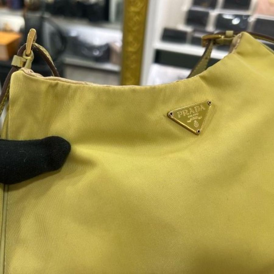 東區正精品㊣PRADA BR0104 黃色尼龍金色三角牌吸扣金鍊肩背包彎月包 RZ6421-4