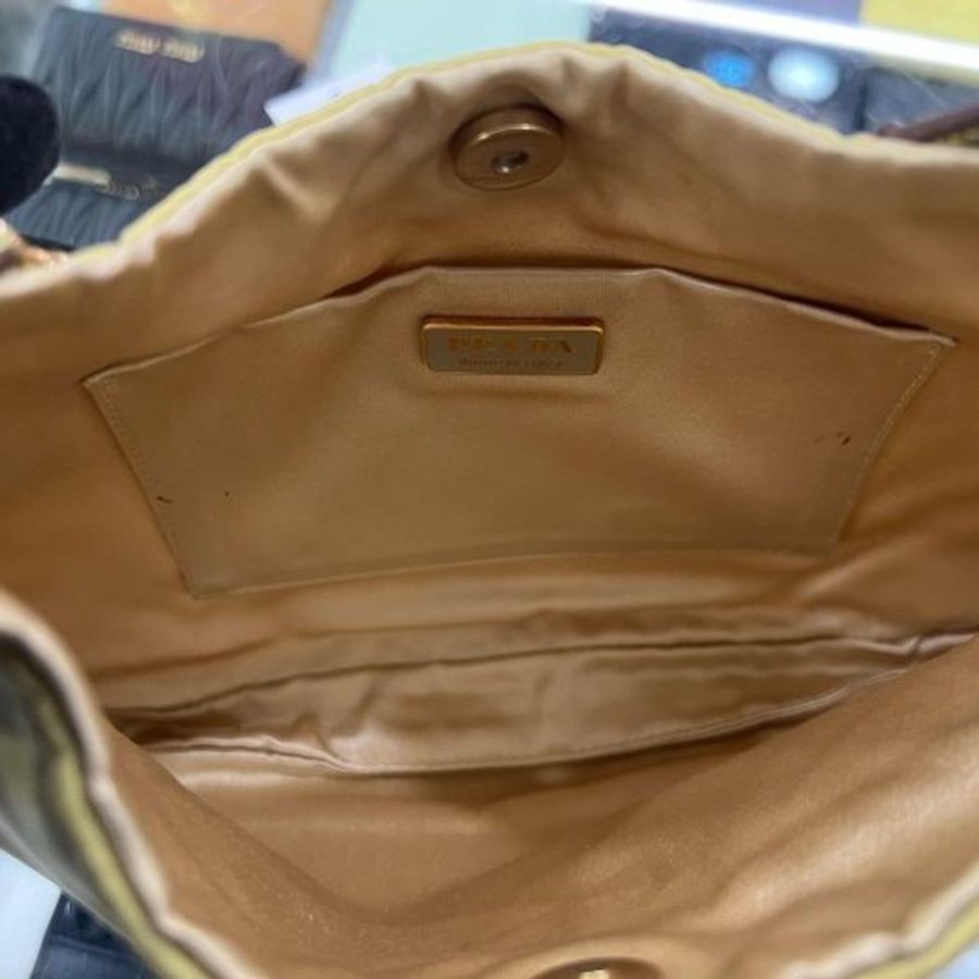東區正精品㊣PRADA BR0104 黃色尼龍金色三角牌吸扣金鍊肩背包彎月包 RZ6421-10