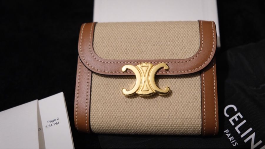 CELINE 的Triomphe 系列小號翻蓋錢包(凱旋門短夾)-1